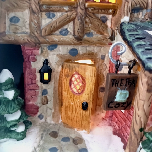 VINTAGE The Cozy Tea Lighted House Santa's Workbench 2002 - Picture 6 of 10